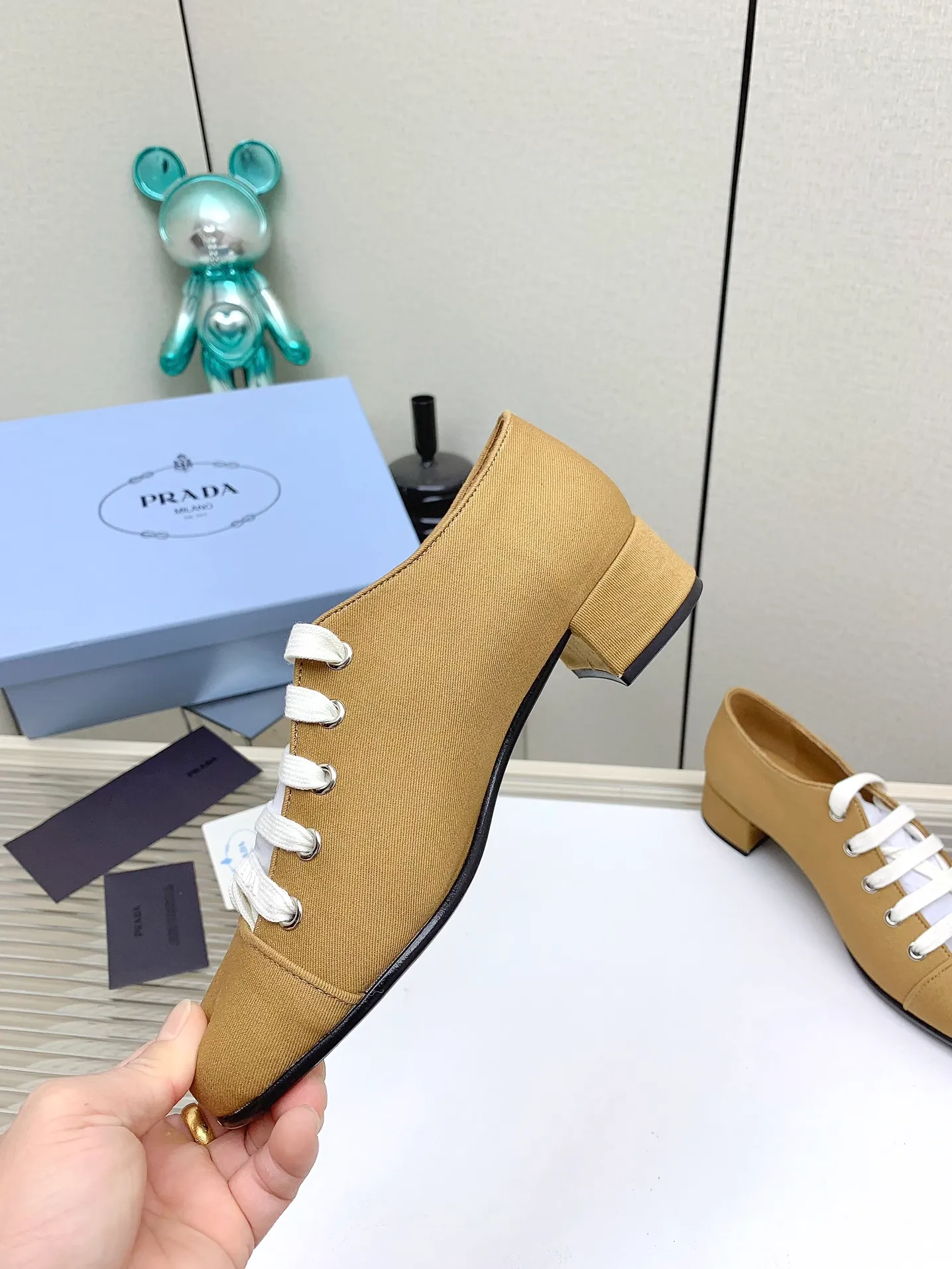👟👟Ex-factory price 620👟👟 (Higher version) Prada 25/Spring and Summer Catwalk New lace-up hollow shoelace Mary Jane thick heel shoes This year’s lace-up element is super popular and really fashionable. I am obsessed with the appearance and comfort! The salty or sweet doll head design is full of girlishness. It is retro and playful yet elegant. The key is that it is easy to wear. ✔️Upper: original customized fabric ✔️Inner: sheepskin ✔️Outsole: genuine leather outsole imported from Italy ✔️Size: #35-41 (40.41 custom-made, non-refundable)